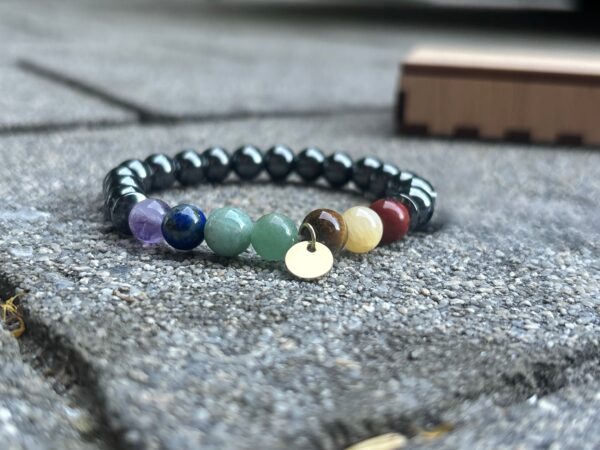 Personalisierte Lasergravur goldfarbene Münze 7 Chakren Armband Hämatit