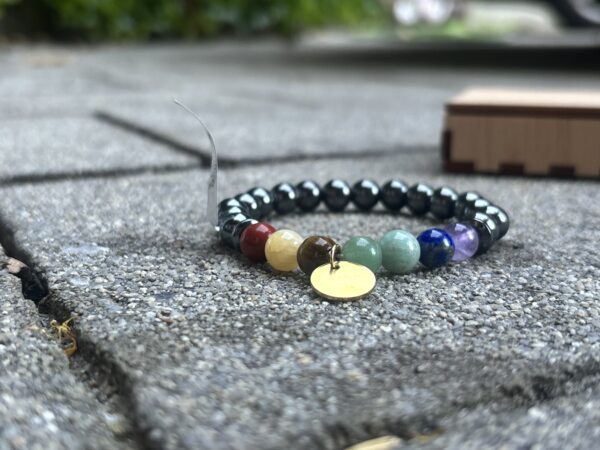 7 Chakren Armband personalisiert Hämatit 8mm goldfarbene Münze Handmade Österreich