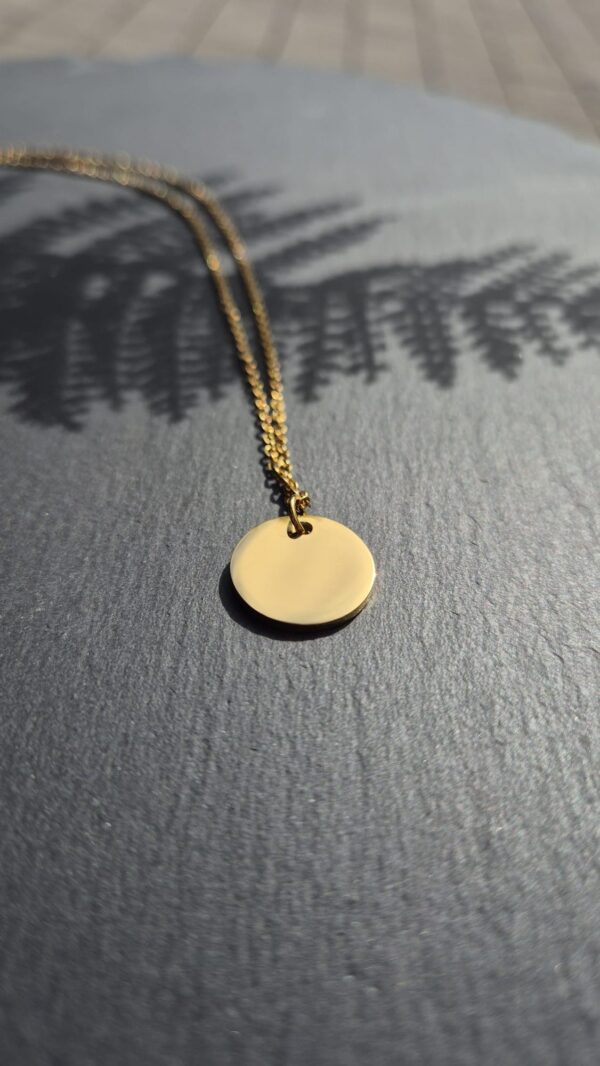 Individuelle Halskette mit Gravur runder Anhänger 15mm Gold Österreich