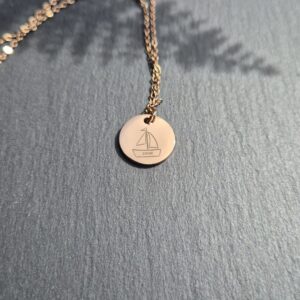 Individuelle Halskette mit Gravur Lasergravur Detail persönliche Botschaft runder Anhänger Rosegold