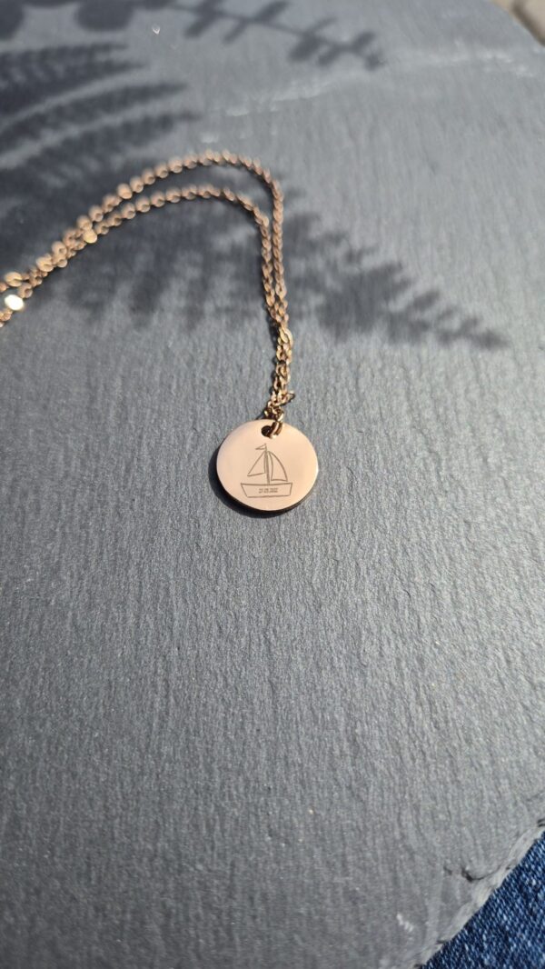 Individuelle Halskette mit Gravur Lasergravur Detail persönliche Botschaft runder Anhänger Rosegold