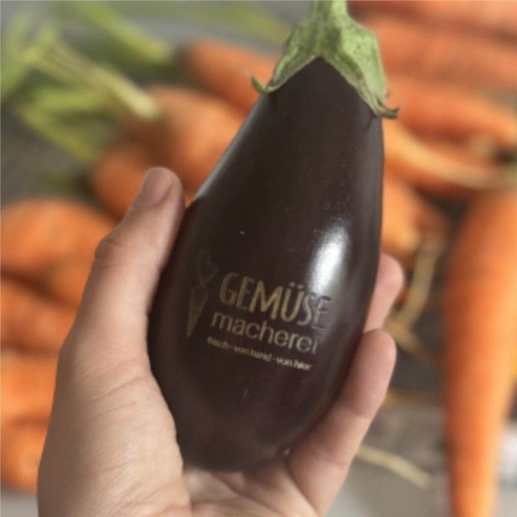 Aubergine mit Logo