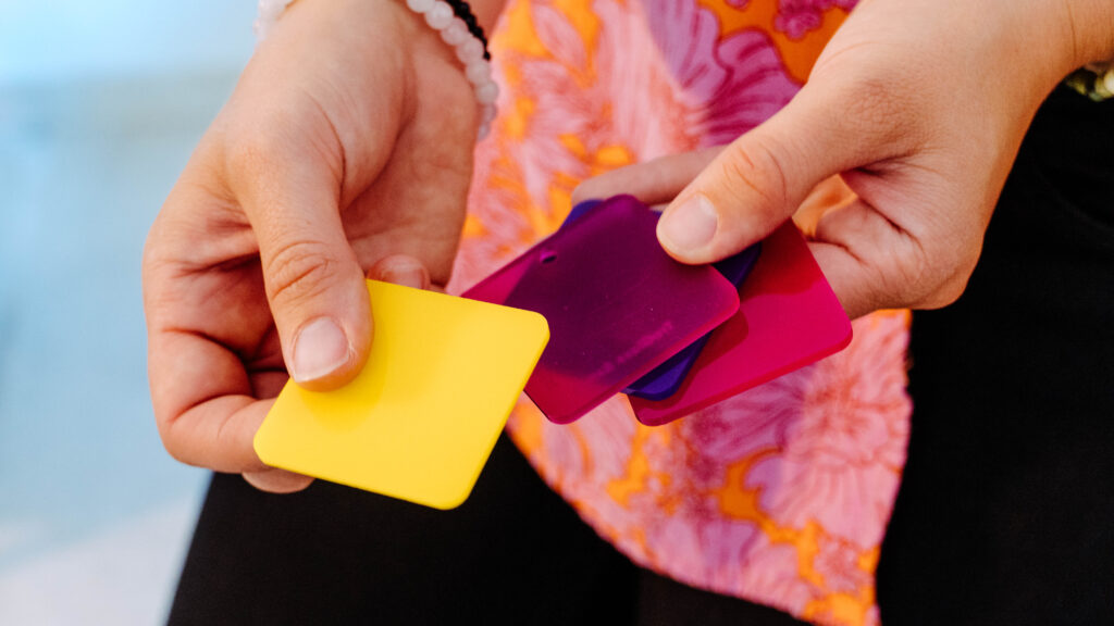 bunte Laseracryl Platten in der Hand gehalten