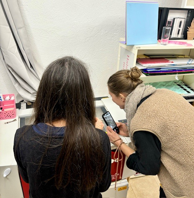 Workshop Teilnehmerinnen die begeistert in den Laser sehen